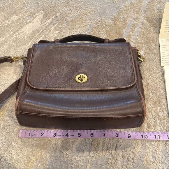 Coach
Leather handbag
Brown, Leather made in USA 1992 GUc check
With book - Picture 13 of 16